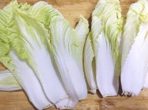 将大白菜一片片剥开