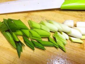 将大蒜苗洗净后斜切小段