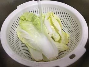 将大白菜一片片洗干净