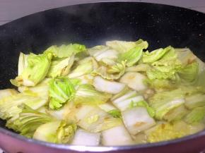 当白菜梗软后加入白菜叶子加少许水