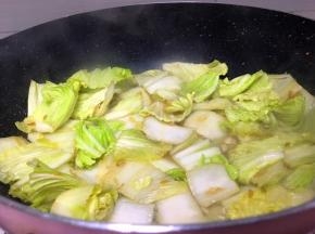 当白菜梗软后加入白菜叶子加少许水