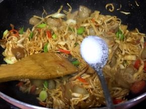 炒2分钟后加入一勺盐调味