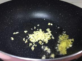 将切好的大蒜丁，生姜末放入锅中爆香