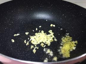 将切好的大蒜丁，生姜末放入锅中爆香