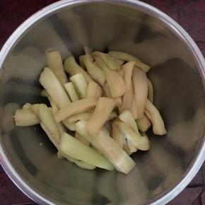 茄子洗净去皮切块，然后飞水。