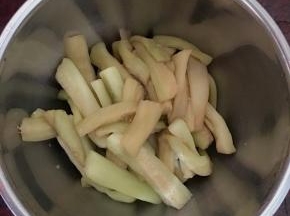 茄子洗净去皮切块，然后飞水。