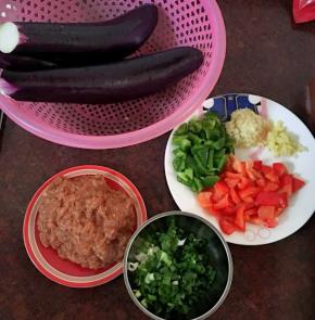 姜片和蒜头剁成茸，葱切成葱花，菜椒切小块。