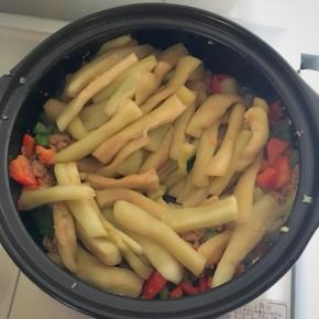 倒入飞过水的茄子，翻炒至茄子变软出水