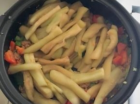 倒入飞过水的茄子，翻炒至茄子变软出水