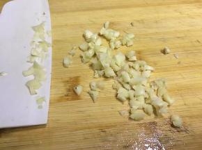 将大蒜切丁，生姜切碎备用