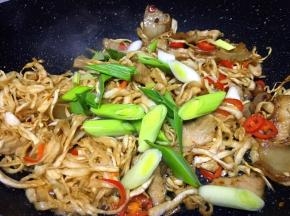 大火翻炒一会加入大蒜苗