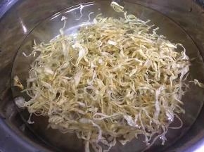 用一个碗装好，将热水倒入泡十五分钟