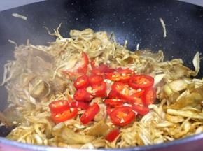 将切好的红尖椒放入锅中