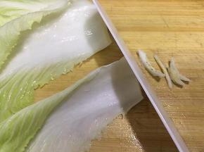 用刀将白菜尾部一个个去掉
