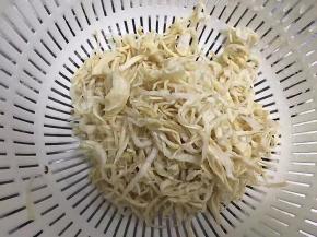 将泡开的萝卜条沥干水分备用