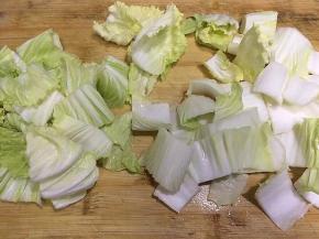 将大白菜用刀均匀切块