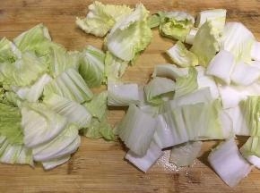 将大白菜用刀均匀切块