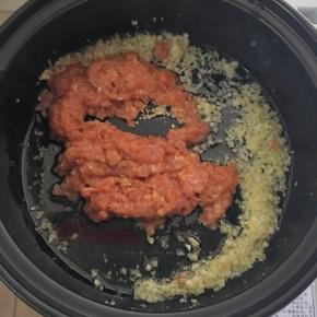 倒入肉沫煸炒至熟（注意，一般的砂锅不能这样操作）