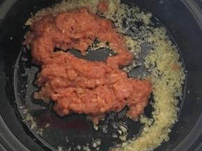 倒入肉沫煸炒至熟（注意，一般的砂锅不能这样操作）