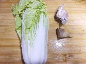 将大白菜，大蒜，生姜准备好