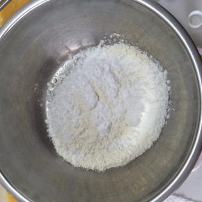 将低粉，糖粉，在一盆中混匀