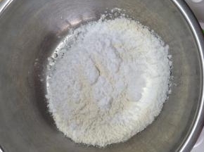 将低粉，糖粉，在一盆中混匀