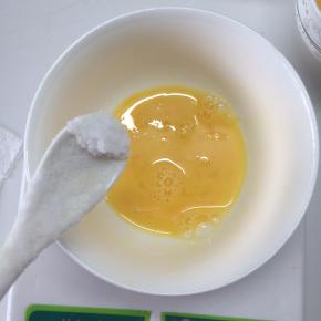 称20克全蛋液，加入盐