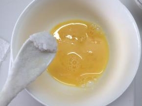 称20克全蛋液，加入盐