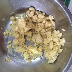 将预先软化好的黄油加入粉类盆中，戴手套用手搓匀，看不见粉即可，（随便怎么揉，怎么搓，要的只是看不见粉）