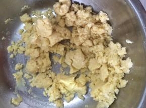 将预先软化好的黄油加入粉类盆中，戴手套用手搓匀，看不见粉即可，（随便怎么揉，怎么搓，要的只是看不见粉）