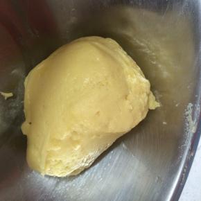 继续将蛋液倒入盆中，继续拌匀，拌匀的面团用保鲜膜包好放入冰箱中冷藏半小时