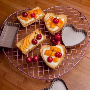 把派盘放入165度预热好的烤箱中烤25分钟左右，烤至挞皮金黄色即可，出炉后取下模具，挤入提前准备好的卡仕达酱，放上水果，完成