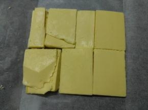 接下来把室温软化的黄油整齐的码入油纸上，