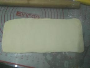 取出面片再擀成长方形，用力均匀