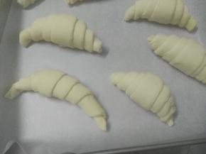 取一个三角面片，稍稍拉一下长度，从底部卷起，卷的时候注意贴紧并在中间的时候手将两端轻拉一下