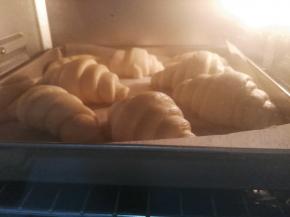 最后放入烤盘里发酵，发酵的温度必须是30度以下（我的烤箱最低发酵温度是30度，所以需要留一些门缝或者在烤箱里放少许冷水，为的是使烤箱发酵温度控制在30度以下）