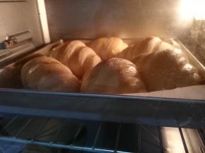 放入预热好的烤箱中下层，烤箱210度烤制8分钟，可完全膨胀后转180度烤15分钟即可。