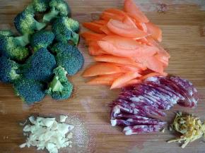 胡萝卜切片，香肠切片。西兰花切小朵。姜切丝，蒜切末。