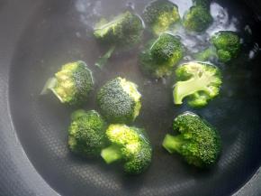 锅中烧开水，下入西兰花焯烫一分钟。