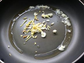 放入姜、蒜爆香。