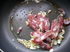 放入香肠，翻炒均匀。