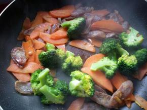 加少许生抽、鸡汁翻炒均匀，关火。