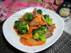 一道美味的胡萝卜炒香肠制作完成。