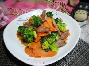 一道美味的胡萝卜炒香肠制作完成。