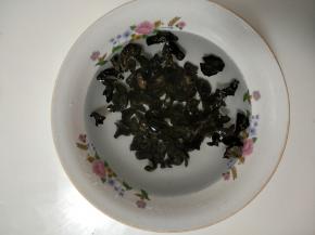 干木耳用清水泡软。