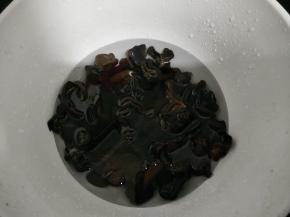 泡软的木耳彻底清洗干净。