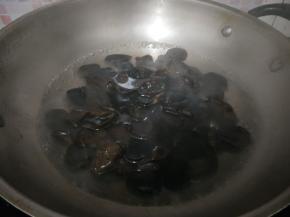 锅里水烧开，放入木耳焯烫至熟，捞出沥干水分。