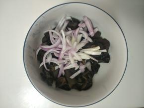 把木耳和洋葱丝放在大的容器里。