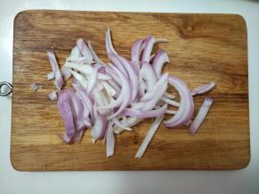 洋葱切成丝。