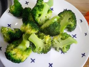 焯好水的西兰花滤水装盘备用。用刚才的水继续焯烫胡萝卜半分钟。